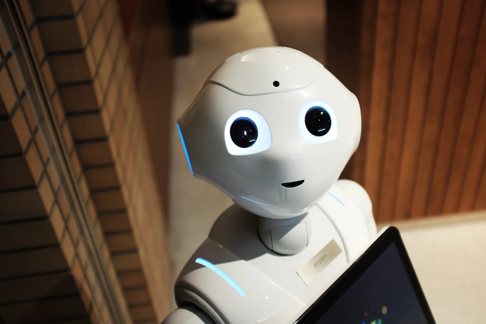 Robotska ruka bijele boje u industrijskom okruženju